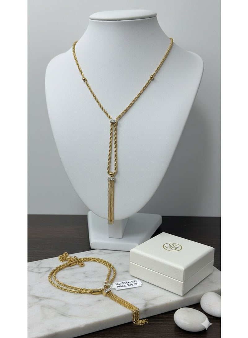 ورد سلسلة ذهبية فاخرة من الستانلس ستيل بتصميم طويل مع دلاية مرصعة بالكريستال. - Image 1